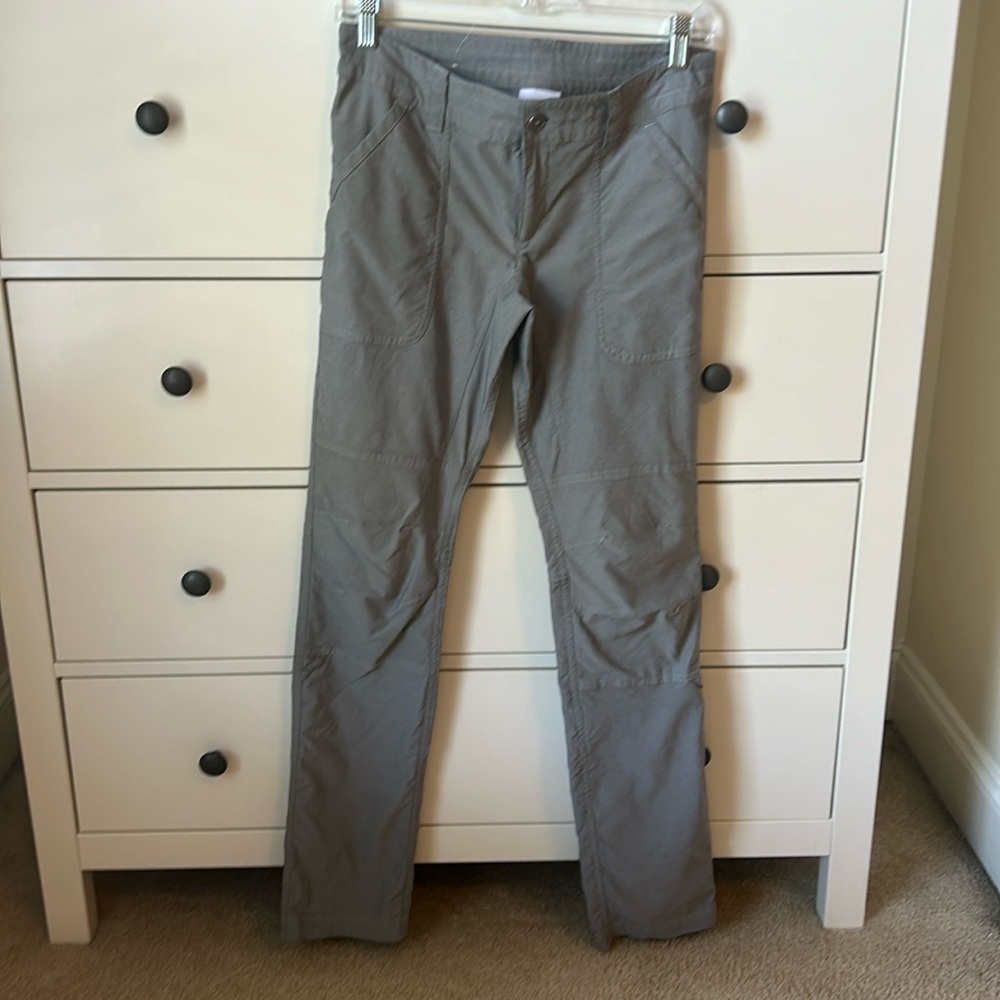 Ladies Columbia cargo style pant in 4L. Gray.